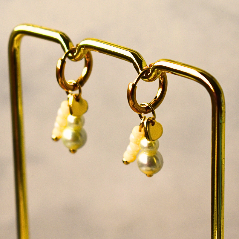 Leuke Sieraden goudkleurige stainless steel oorbellen met gele kralen hangers en parels