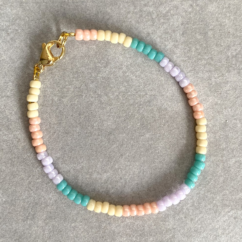 Pastel Kinder armbandje geel lila zalmroze rocailles