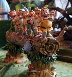 SEVEN DWARFS Homeward Bound  Jim Shore  4005434 Zeven Dwergen boomstam *