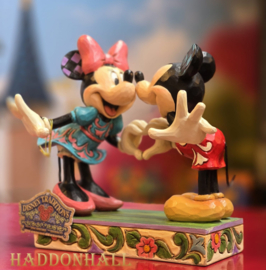 Mickey & Minnie "A Sign of Love" H16cm Jim Shore 6014435 , retired , laatste exemplaar