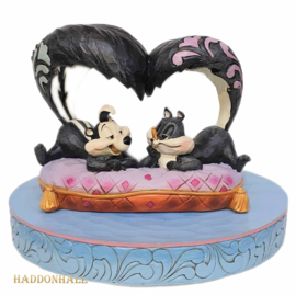 PEPE LE PEW & PENELOPE  H13cm + BASE COLOR  Ø22cm Jim Shore 4055769