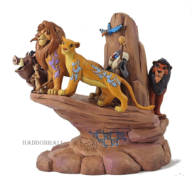 Lion King Pride Rock Carved by Stone H 22cm Jim Shore 6014329  op voorraad.