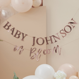 "Baby in Bloom" gepersonaliseerde rosé gouden slinger