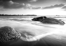 Papermoon Fotobehang Strand Met Stenen Zwart-Wit