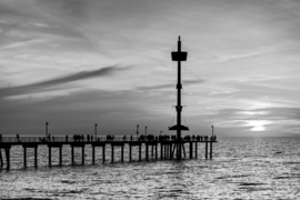 Papermoon Fotobehang Steiger Aan Het Strand Zwart-Wit