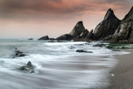 Papermoon Fotobehang Strand Met Grote Rotsen