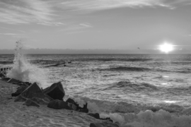 Papermoon Fotobehang Hoge Golven Aan Het Strand Zwart-Wit