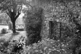 Papermoon Fotobehang Stenen Tuinhuisje Zwart-Wit