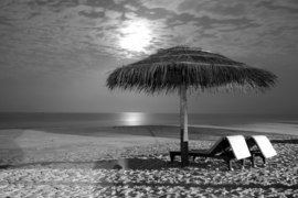 Papermoon Fotobehang Parasol Met Strandbedjes Zwart-Wit