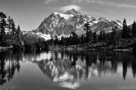 Papermoon Fotobehang Besneeuwde Berg Zwart-Wit