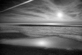 Papermoon Fotobehang Golven Bij Zonsondergang Zwart-Wit