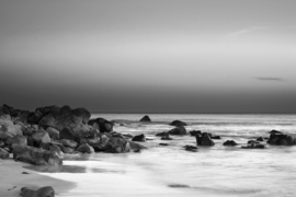 Papermoon Fotobehang Rotsen Aan Het Water Zwart-Wit