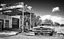 Papermoon Fotobehang Auto Naast Een Gebouw Zwart-Wit