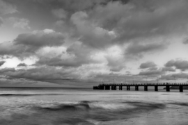 Papermoon Fotobehang Pier Bij Bewolking Zwart-Wit