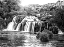 Papermoon Fotobehang Waterval In De Bergen Zwart-Wit