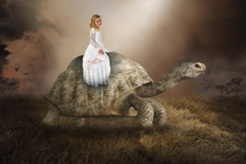 Papermoon Fotobehang Surrealistisch Meisje Schildpad Houdt Van Hoop