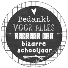 Sticker met de tekst '' Bedankt voor alles ondanks dit bizarre schooljaar'' 6 cm doorsnee.