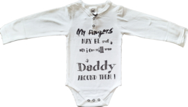 Romper met lange mouwen met tekst ''My fingers may be small but i can still wrap DADDY around them'' maat 74/80