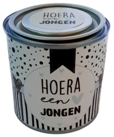 Blikje met tekst ''Hoera een jongen'' 7,3 bij 7,7 cm met hartjes.