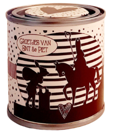 Blikje met tekst ''Groetjes Sint & Piet'' gestreept 7,3 bij 7,7 cm met kruidnootjes