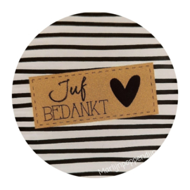 Sticker rond 4 cm met tekst juf bedankt gestreept, per 5 stuks.