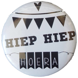 Button  met tekst ''Hiep Hiep Hoera'' 56mm.