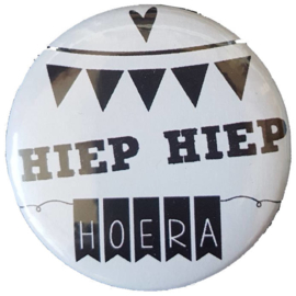 Spiegeltje met tekst ''Hiep hiep hoera'' 56 mm.