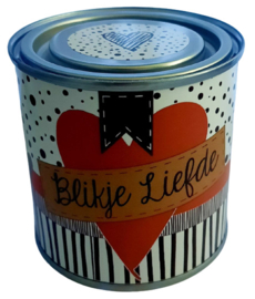 Blikje met tekst ''Blikje liefde'' 7,3 bij 7,7 cm met hartjes.