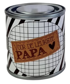 Blikje met tekst ''Voor de leukste papa'' hoog 6,2 cm doorsnee 6,2 cm. met hartjes.