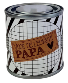 Blikje met tekst ''Voor de leukste papa'' 7.3cm bij 7.7cm. met hartjes.