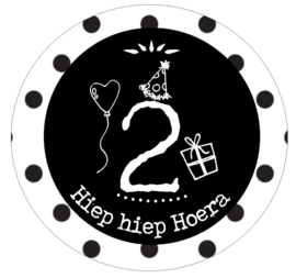 Button met cijfer 2 en tekst ''Hiep hiep Hoera'' 56mm.