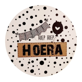 Sticker rond 4 cm met tekst Hiep hiep hoera,  per 5 stuks.