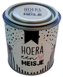 Blikje met tekst ''Hoera een meisje'' 7,3 bij 7,7 cm met hartjes.