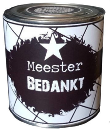 Blikje met tekst ''bedankt Meester'' hoog 7,3 cm doorsnee 7,7 cm. met hartjes.