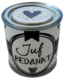 Blikje met tekst ''Juf bedankt '' 7,3 bij 7,7 cm met hartjes.