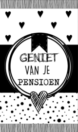 Klein bedank kaartje met tekst ''Geniet van je pensioen'' 5 bij 8.5 cm.