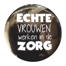 Button met tekst ''Echte vrouwen werken in de zorg'' 56mm.