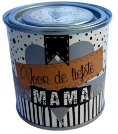 Blikje met tekst ''Voor de liefste mama'' 7,3 bij 7,7 cm met hartjes.