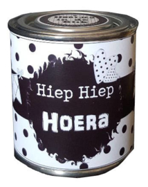 Blikje met tekst ''Hiep Hiep Hoera'' hoog 7,3 cm doorsnee 7,7 cm. met hartjes.