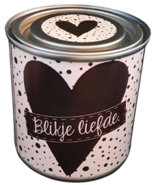 Blikje met tekst ''Blikje liefde'' kleur hart zwart 7,3 bij 7,7 cm met hartjes.