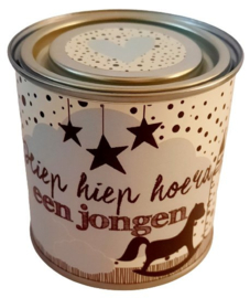 Blikje met tekst ''Hiep hiep hoera een jongen'' 7,3 bij 7,7 cm met hartjes.