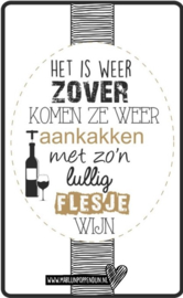 Fles etiket, leuk je fles net even anders te maken, met tekst ''Het is weer zover komen ze weer aankaken met zo'n lullig flesje wijn''. 6.5 bij 11.5 cm