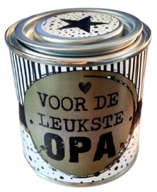 Blikje met tekst ''Voor de leukste opa'' 7,3 bij 7,7 cm met hartjes. leger groen.