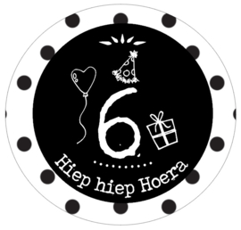 Button met cijfer 6 en tekst ''Hiep hiep Hoera'' 56mm.