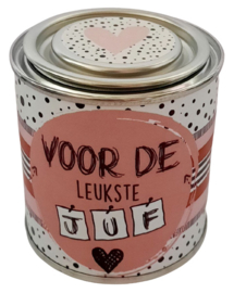 Blikje met tekst ''Voor de leukste juf'' 7,3 bij 7,7 cm met hartjes.