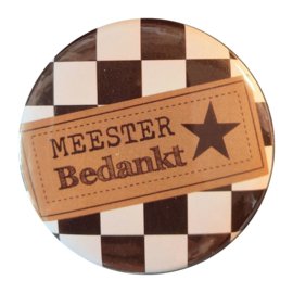 Button opener met tekst ''Meester bedankt''56 mm zwart wit geblokt.