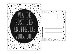 Kaart A6 met tekst ''Via de post een knuffeltje voor jou .''. 10.5 bij 14.8