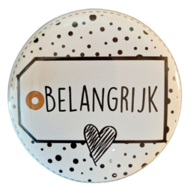 Button magneet 75mm met tekst ''Belangrijk''.