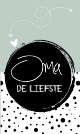 Klein bedank kaartje met tekst ''Oma de liefste'' 5 bij 8.5 cm.