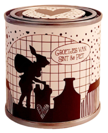 Blikje met tekst ''Groetjes Sint & Piet'' geruit 7,3 bij 7,7 cm met kruidnootjes